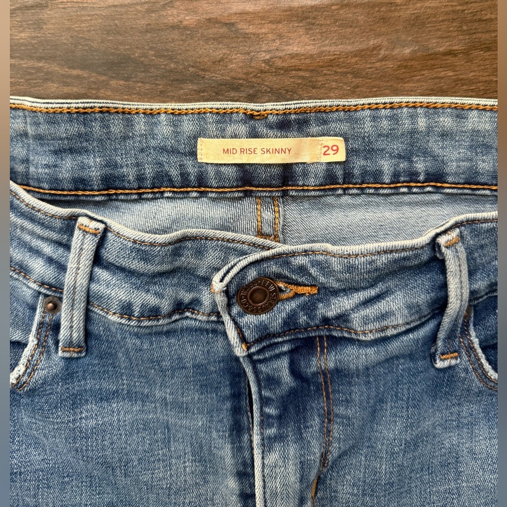 Levi’s Mid Rise Skinny Blue 🫧 Gently Loved